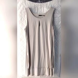 Stella Carakasi woman's sleeveless tunic. EUC. Size Medium.